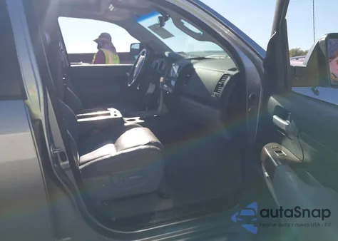 2010 Toyota Tundra Limited 5.7L V8 z USA, uszkodzony, nr VIN 5TFFY5F13AX093024